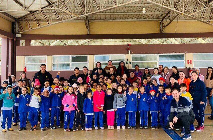  Policiais da 6ª Companhia Independente de Polícia Militar visitam escola municipal Demétrio Verenka para garantir segurança