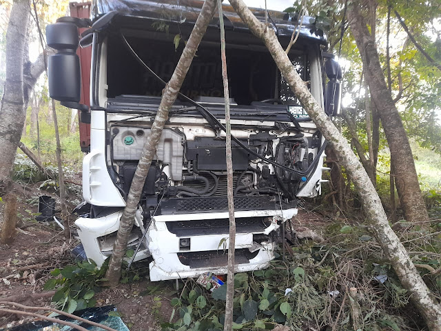  Caminhão com contêiner sofre acidente na BR-376 entre Ortigueira e Mauá da Serra