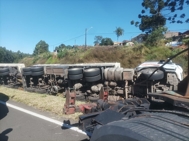  Caminhão com bobinas de aço tomba na BR-376 em Mauá da Serra