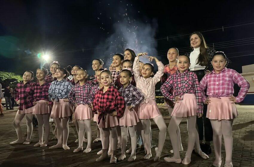  Meninas do ballet Studio Yeshua se apresentaram em Praça Pública de Rosário do Ivaí