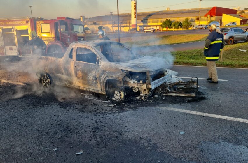  Moto fica presa embaixo de carro após colisão em Arapongas e veículos pegam fogo