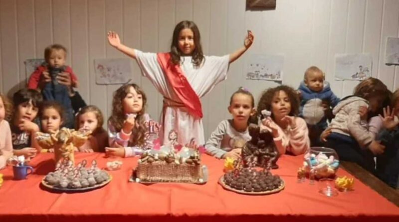  Menina se veste de Jesus e recria Santa Ceia em festa de aniversário