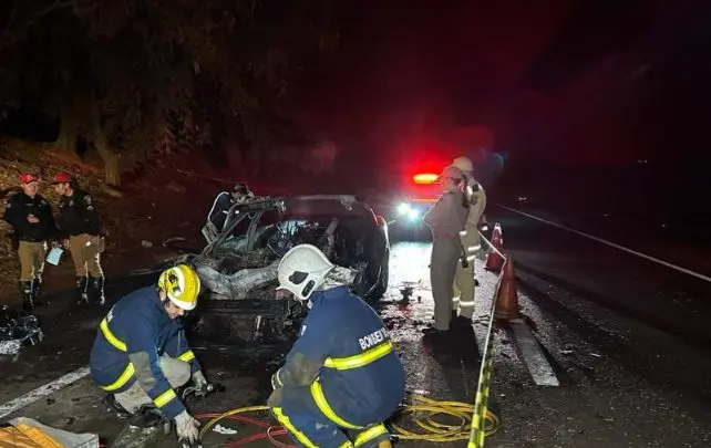  Carro explode após batida e motorista morre carbonizado em Maringá