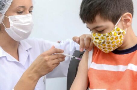 18.01.2022 – Secretário Beto Preto acompanha vacinação infantil.