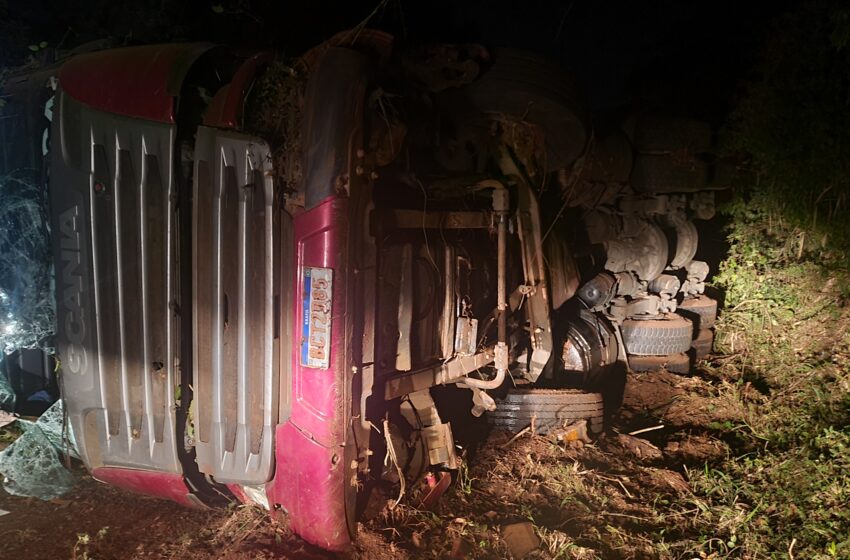  Caminhão carregado com trigo tomba entre Borrazópolis e Cruzmaltina