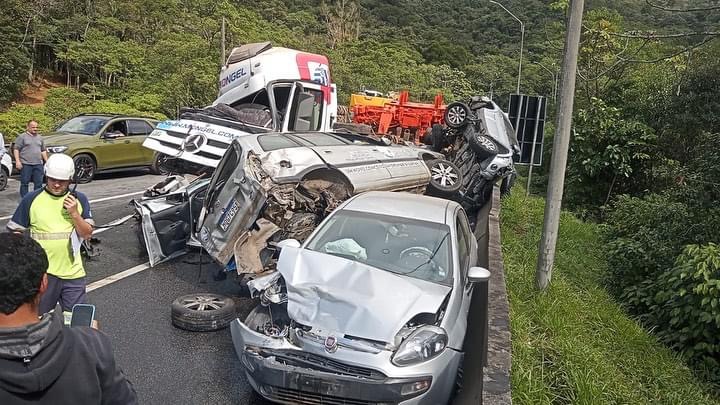  Engavetamento com caminhão e 15 carros interdita BR-376, em Guaratuba; seis ficaram feridos