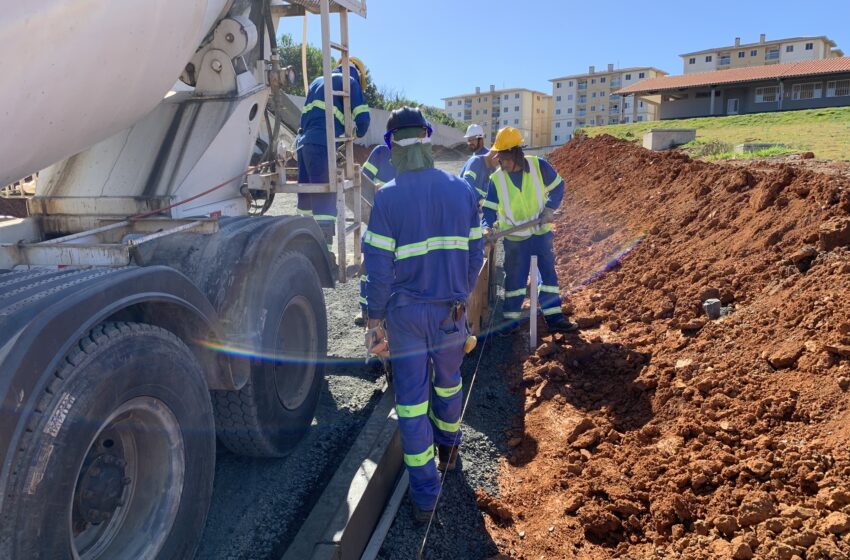  Ruas no entorno de escolas no Jardim Osvaldo Lopes da Silveira recebem meios-fios e calçadas