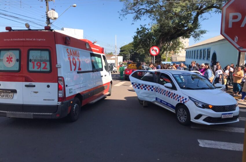  Acidente entre táxi e caminhonete no centro de Apucarana deixa feridos