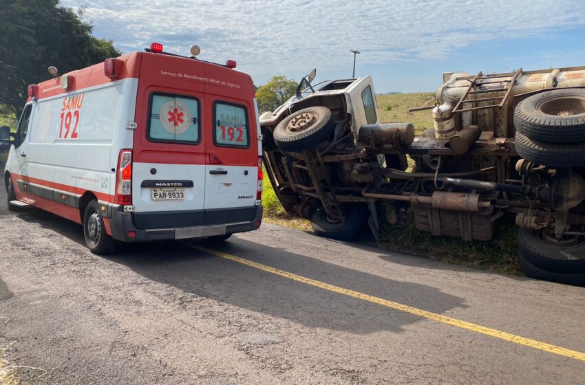  Trabalhador fica ferido após caminhão tombar entre Apucarana e Rio Bom