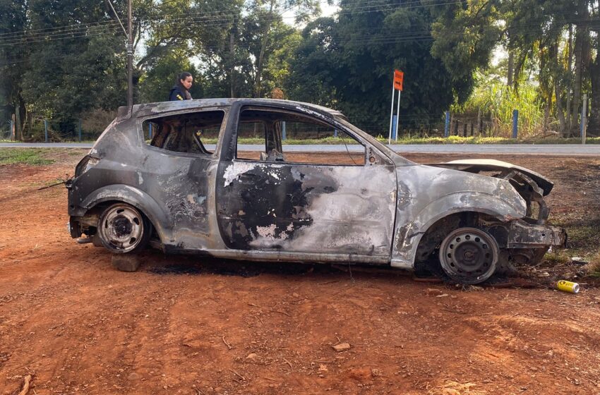  Carro abandonado é destruído por incêndio em Apucarana