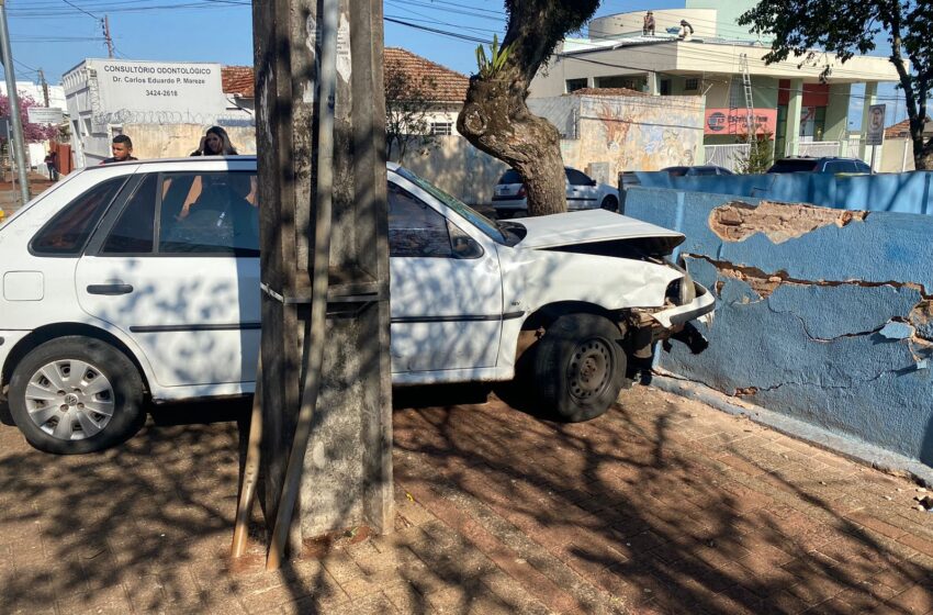  Carro atinge muro de colégio após colisão com moto em Apucarana