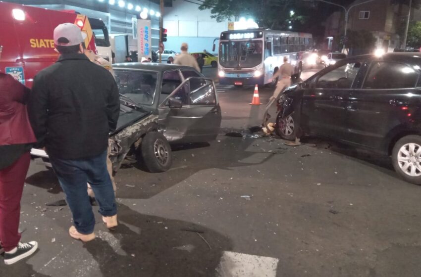  Batida entre carros deixa um ferido na Avenida Minas Gerais em Apucarana