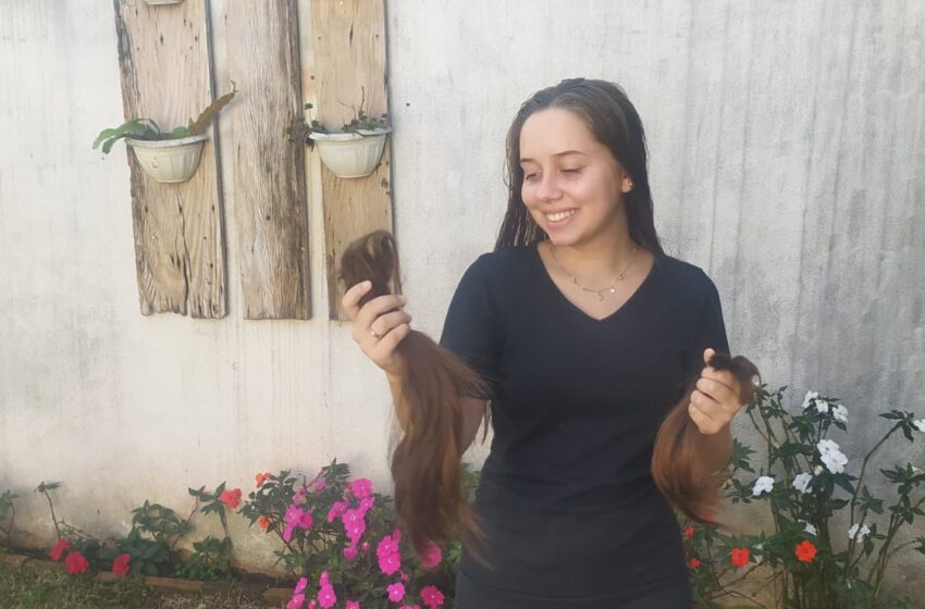  Jovem doa cabelo para confecção de perucas para mulheres com câncer