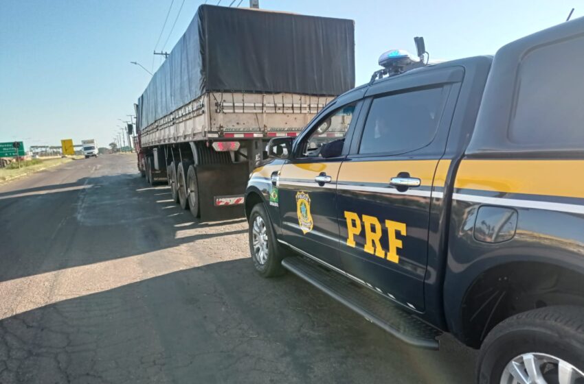  PRF recupera caminhão roubado e apreende cigarros paraguaios em Arapongas