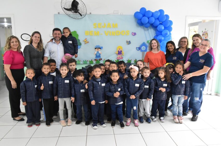  Prefeito de Jandaia do Sul entrega jaquetas aos alunos da rede municipal de ensino