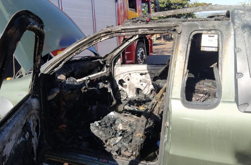  Susto: veículo pega fogo em Califórnia