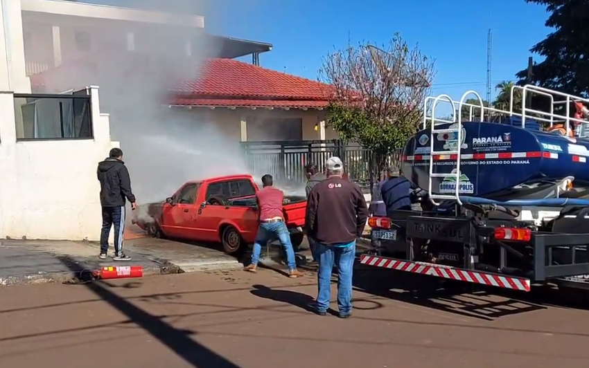  Carro pega fogo após pane elétrica em Borrazópolis