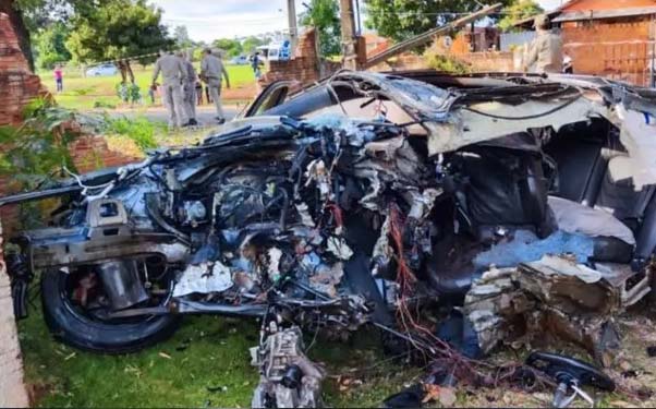  Motorista de Jetta morre em violenta colisão contra árvore e muro de residência no PR