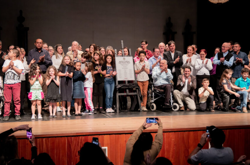  Com homenagens e emoção, Apucarana ganha o “Espaço Cultural Cine Teatro Fênix”