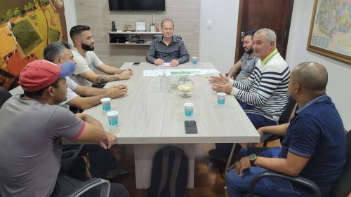  Prefeito Carlos Gil apresenta projeto do campo de futebol suíço da Vila Nova Porã