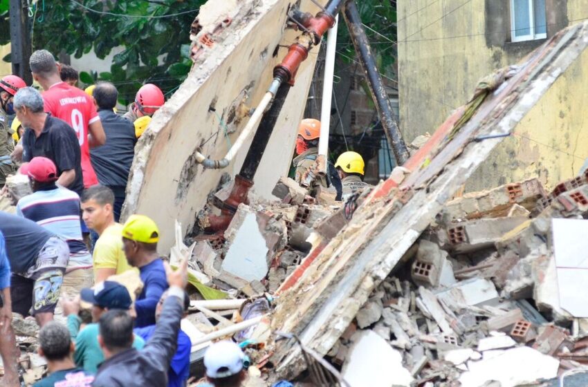  Prédio desaba em Paulista (PE) e deixa moradores soterrados