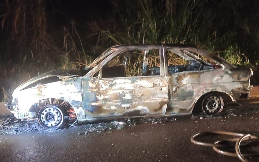  Mulher pega carona com o ex-marido e ateia fogo no carro no Paraná