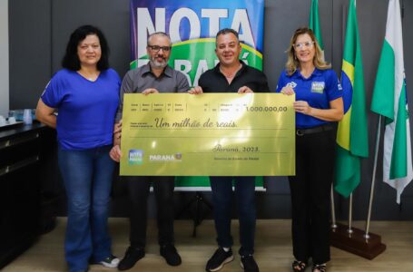40º milionário da história do Nota Paraná recebe cheque simbólico em Cambé –