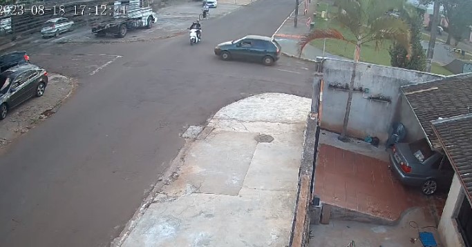 VÍDEO: Carro avança preferencial e bate em moto em Apucarana