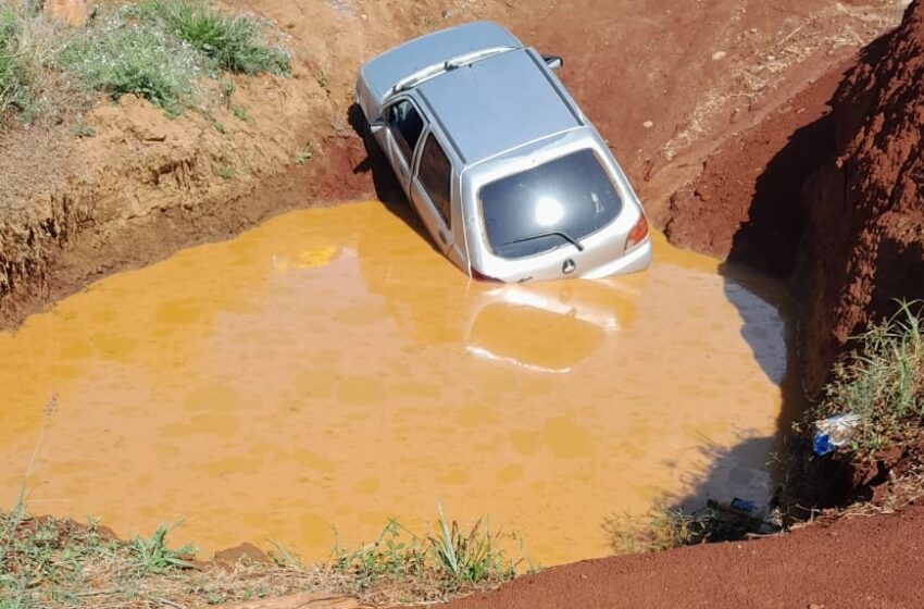 PM de Apucarana encontra carro em caixa de contenção de água