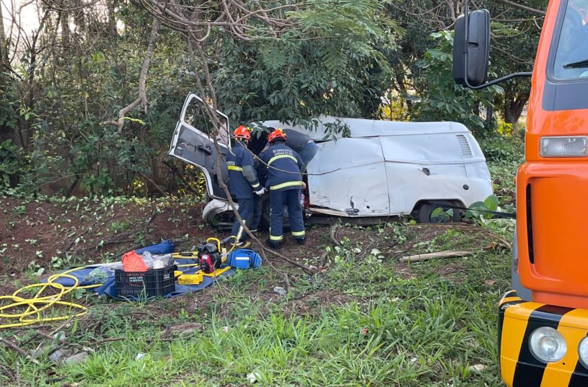  Grave acidente envolve Kombi e caminhão em Jandaia do Sul