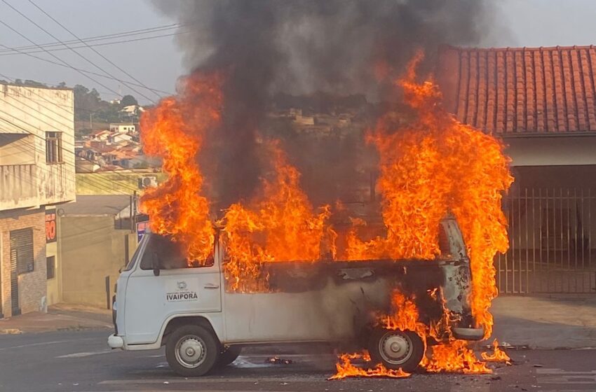  Kombi da prefeitura pega fogo em Ivaiporã; assista