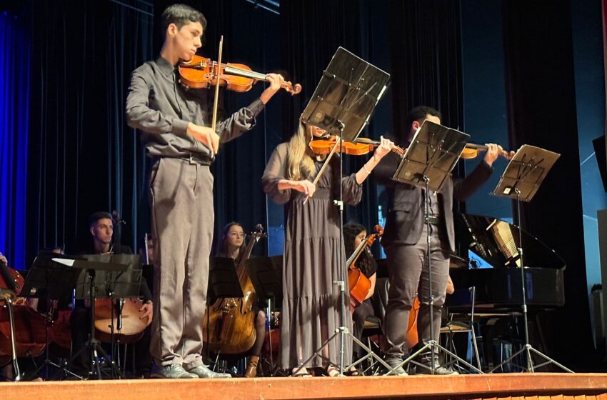  Orquestra municipal de Apucarana se apresentou no Cine Teatro Fênix