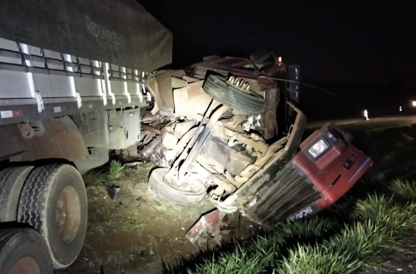  Cabine de caminhão fica destruída após acidente entre Jandaia do Sul e Cambira