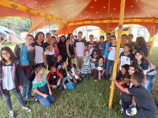  Prefeitura de São Pedro do Ivaí leva alunos para espetáculo gratuito de circo