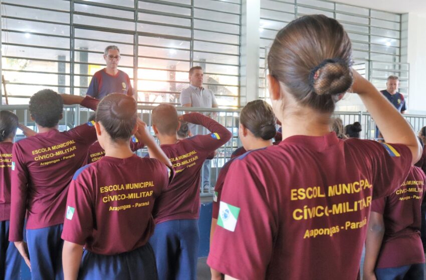  Prefeito Sérgio Onofre é recebido por alunos da disciplina cívico-militar da Escola Municipal Alzira Horvatich