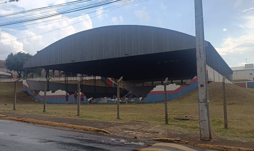  Vento forte derruba muro de quadra de escola no Núcleo João Paulo