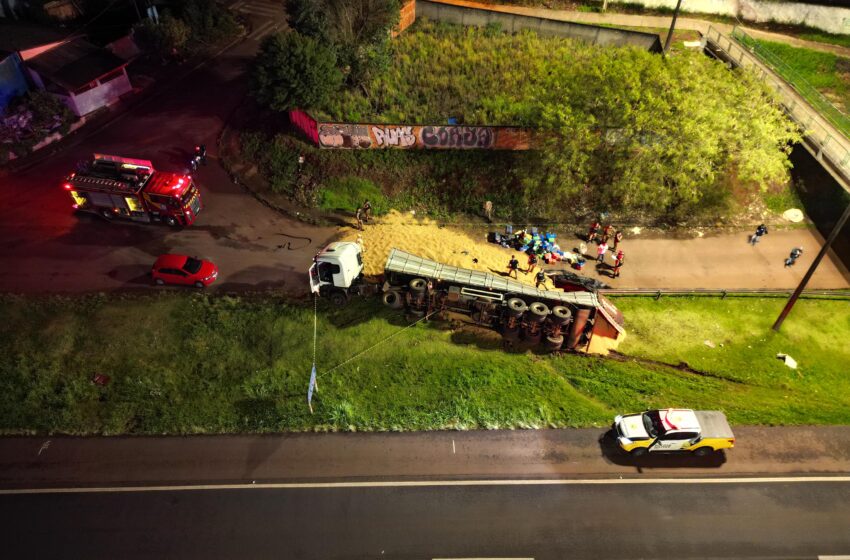  Polícia Militar encontra 3,2 toneladas de maconha em carreta tombada em Cascavel
