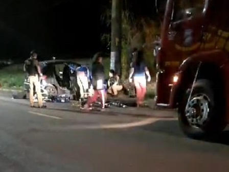  Carro bate contra poste em Apucarana e casal fica ferido