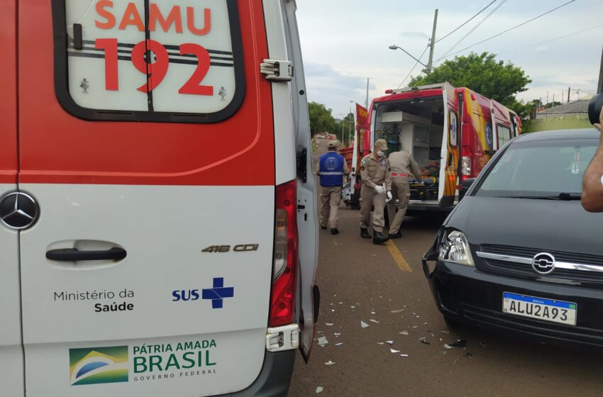  Batida entre carro e moto em bairro de Apucarana deixa mulheres feridas