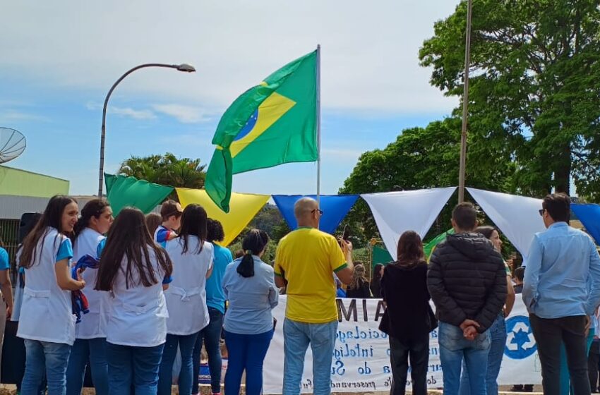  Dia da Independência é comemorado com desfile cívico em Marilândia do Sul