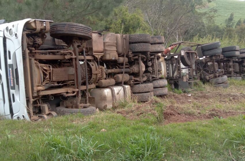  Motorista fica ferido após tombamento de carreta entre Mauá da Serra e Ortigueira