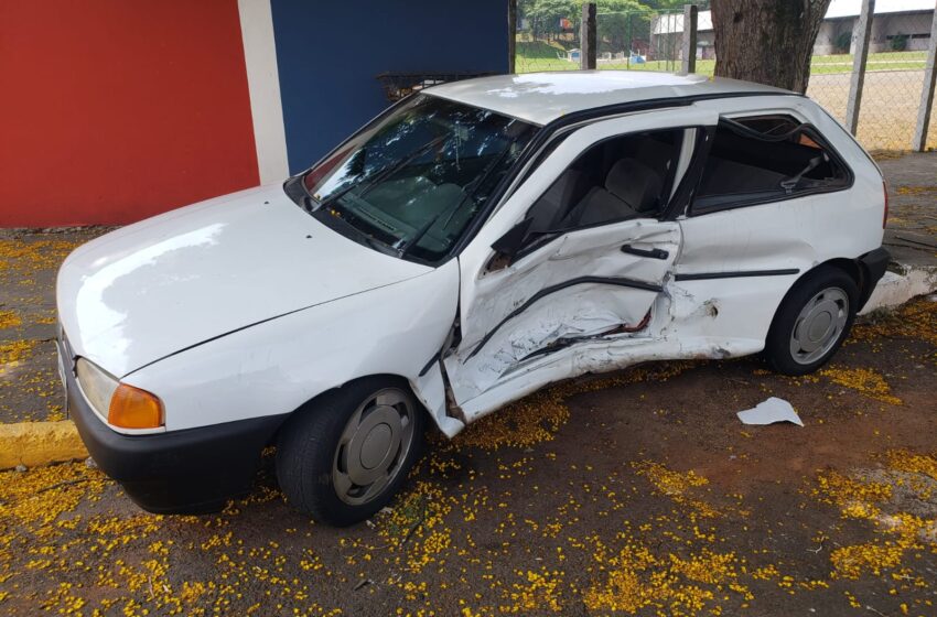  Vídeo: batida entre carros é registrada em Apucarana; casal fica ferido