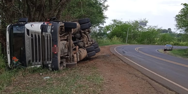  Caminhão tomba após atropelar pedestre em Novo Itacolomi
