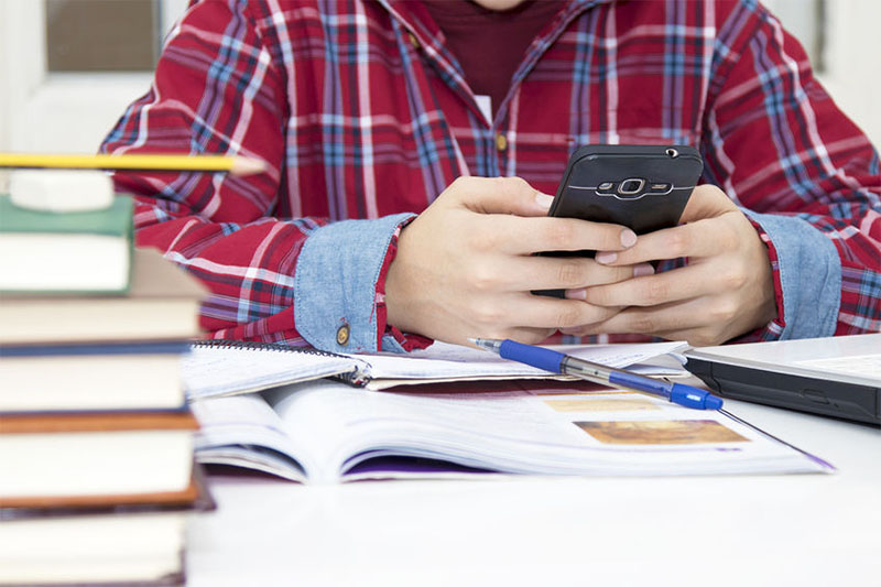  CCJ aprova projeto que limita uso de celulares em sala de aula