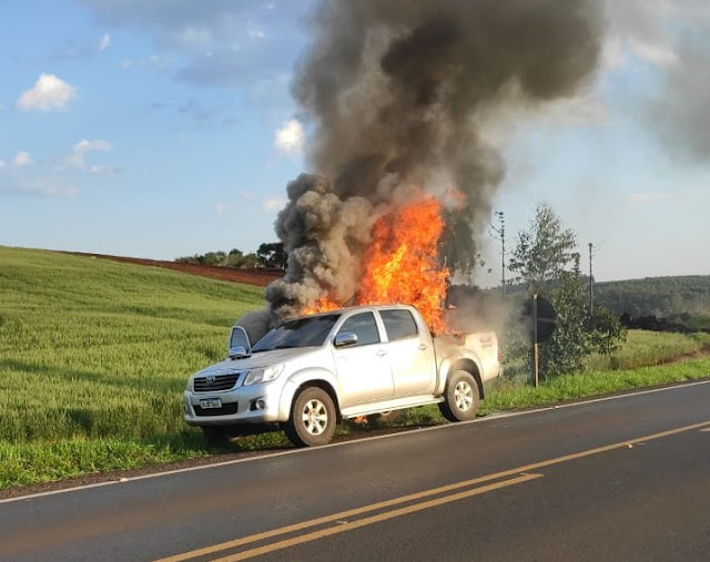  Incidente na rodovia PR-466: Camionete Toyota Hilux é consumida pelo fogo