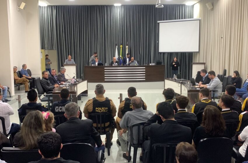  Câmara Municipal de Apucarana entrega honrarias durante sessão ordinária