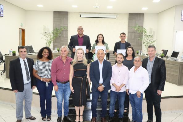  Câmara de Vereadores de Ivaiporã concede título de Servidor Público Padrão a 3 servidores da Prefeitura