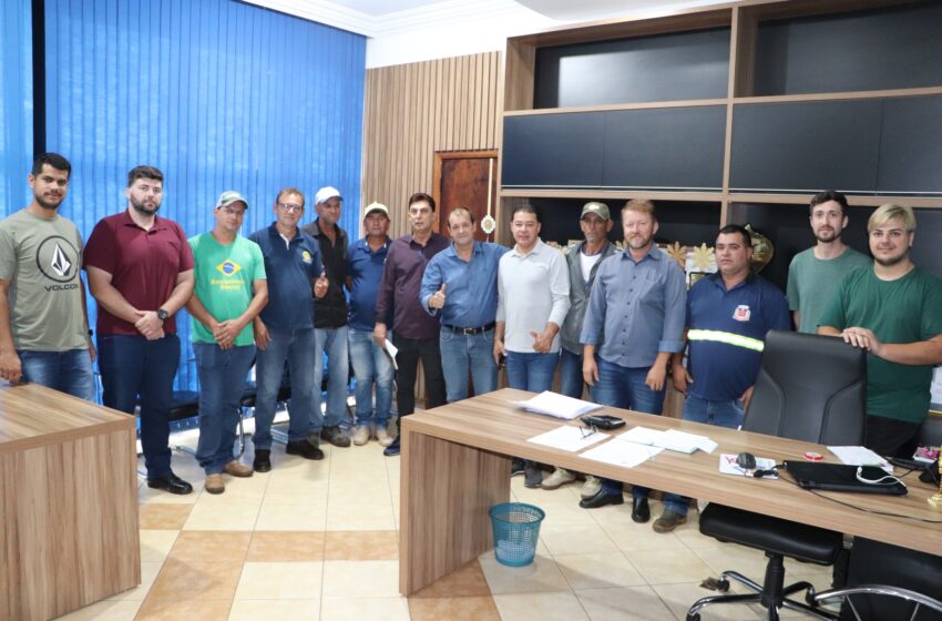  Prefeito de Jardim Alegre realiza reunião para realizar entrega de telhas de eternit
