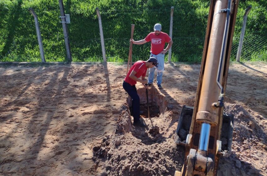  Prefeitura de Cândido de Abreu realiza manutenção no campo e na quadra de vôlei de areia do Centro Social