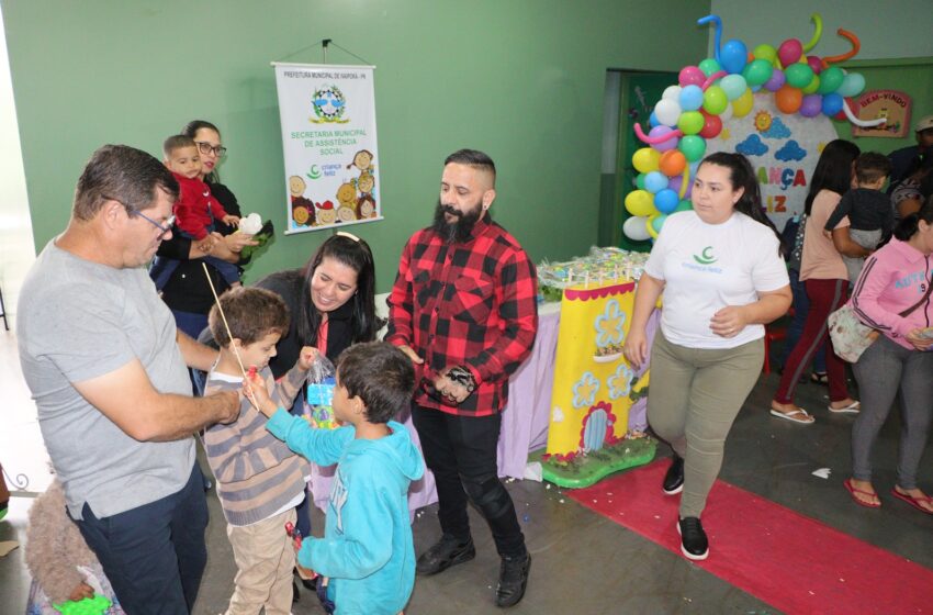  Secretaria de Assistência Social de Ivaiporã entrega brinquedos da campanha Paraná Piá às famílias do programa Criança Feliz